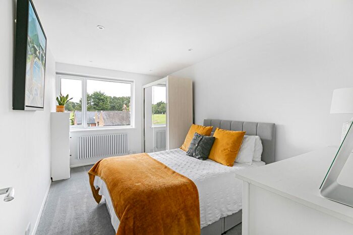 2 Bedroom Flat For Sale In Chertsey Road, Addlestone, Surrey, KT15