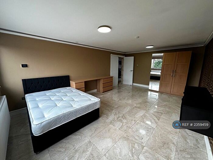 3 Bedroom Flat To Rent In The Elms, London, NW9