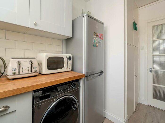 2 Bedroom Flat To Rent In Barnton Court, Barnton, Edinburgh, EH4
