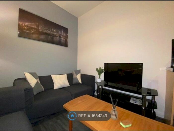 3 Bedroom Flat To Rent In The Study, Salford, M6
