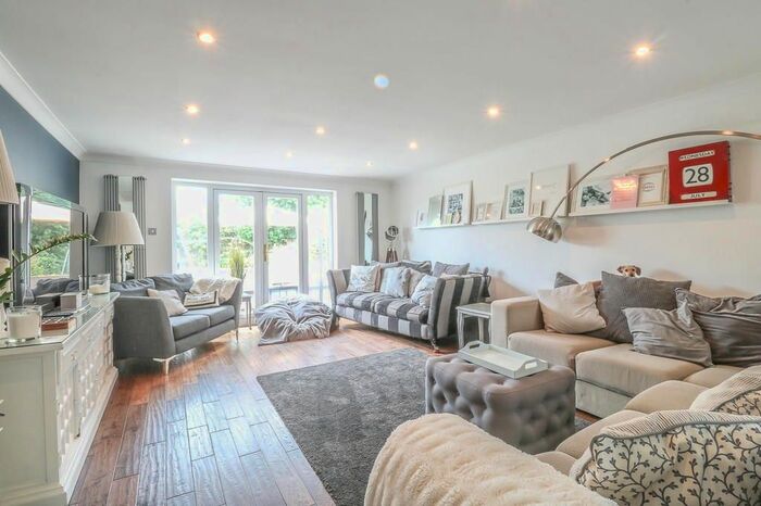 3 Bedroom Semi-Detached House To Rent In Compton Road, London, N21