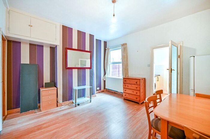 1 Bedroom Flat To Rent In Rostella Road, Tooting, London, SW17