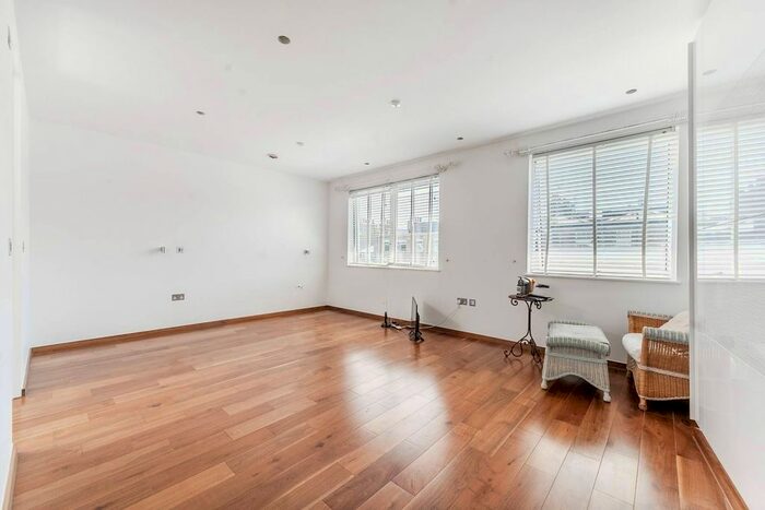 3 Bedroom Flat To Rent In Longmoore Street, Victoria, London, SW1V
