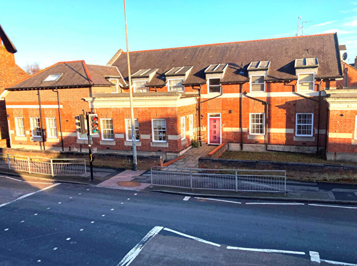 1 Bedroom Apartment For Sale In Chanterlands Avenue, Hull, Yorkshire, HU5