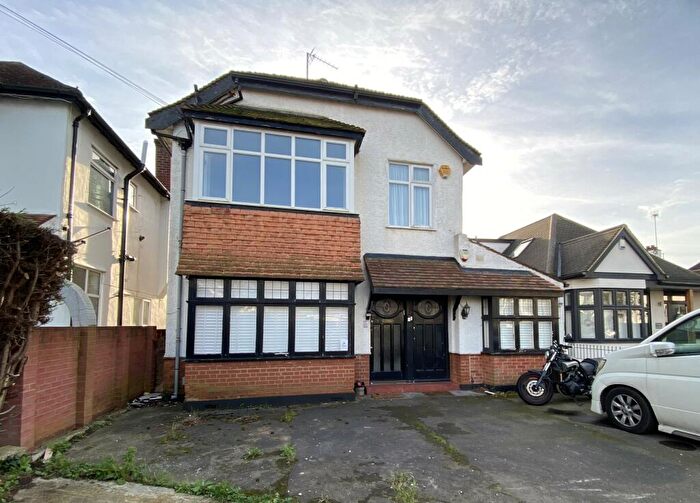 3 Bedroom Flat For Sale In Clatterfield Gardens, Westcliff-on-sea, SS0
