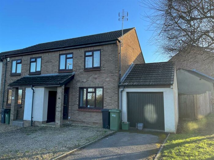 3 Bedroom Semi-Detached House To Rent In Lark Rise, Cam, GL11