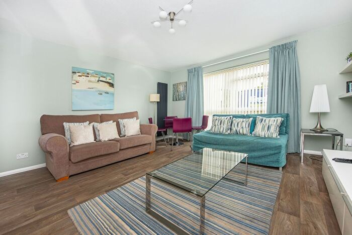 2 Bedroom Flat To Rent In South Bank, Surbiton, KT6