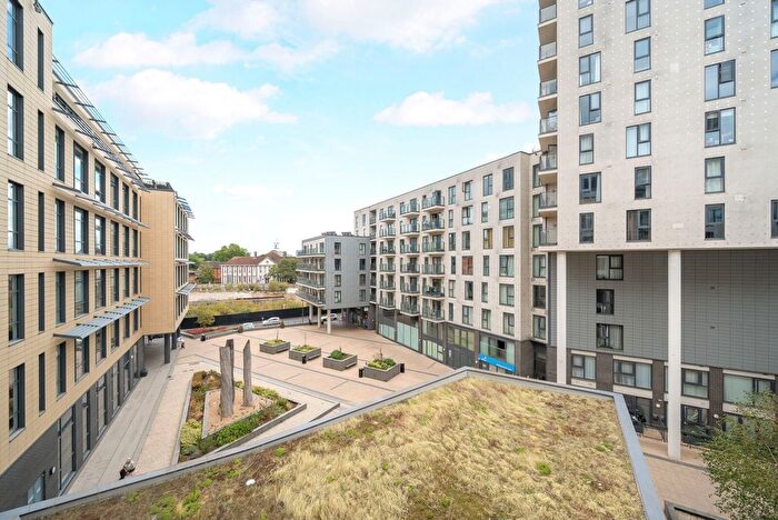 2 Bedroom Flat For Sale In Guildford Road, Woking, GU22