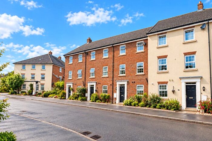 5 Bedroom Town House To Rent In Meadow Way, Horley, Surrey, RH6