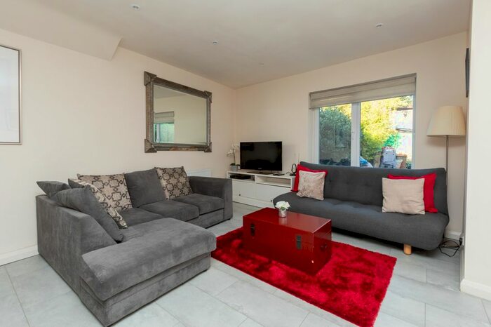 1 Bedroom Flat To Rent In Lndn-H - Herne Hill Road, London . Bills Included., SE24