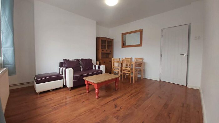 3 Bedroom Flat To Rent In Effra Parade, London, SW2