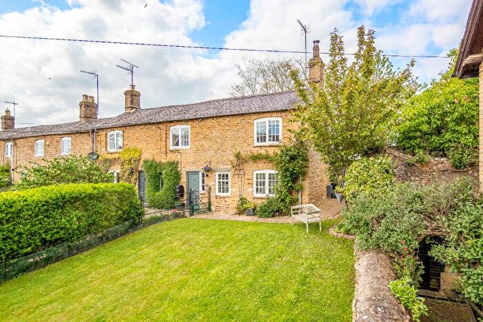 2 Bedroom End Of Terrace House For Sale In High Street, Croughton, NN13