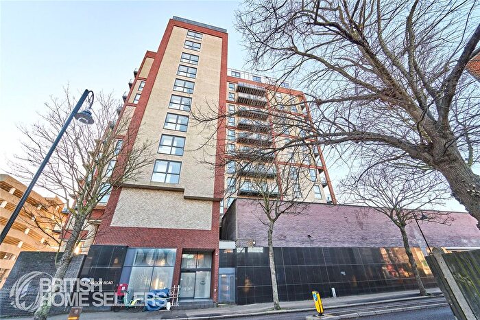 3 Bedroom Flat For Sale In Blagdon Road, New Malden, KT3