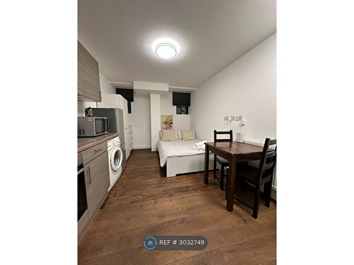 Studio To Rent In Edgware Road, London, NW2