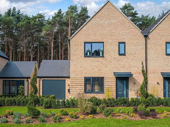 3 Bedroom Semi-detached House For Sale In Bream Way, Wokingham, RG45