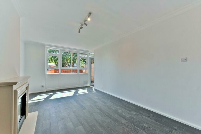 3 Bedroom Flat To Rent In Searles Close Battersea London, SW11