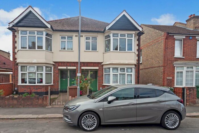 3 Bedroom Flat To Rent In Westward Road, Chingford, London, E4