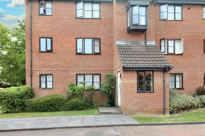 Flat To Rent In Tempsford Close, EN2