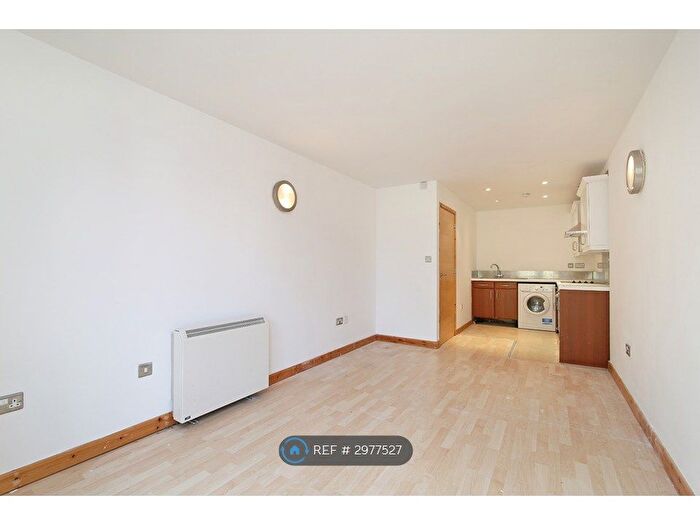 2 Bedroom Flat To Rent In Raquel Court, London, SE1