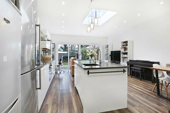 2 Bedroom Detached House For Sale In Hamilton Avenue, Cheam, Sutton, SM3