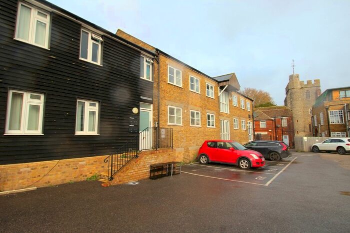 2 Bedroom Flat To Rent In High Street, Sittingbourne, Kent, ME10