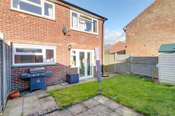 1 Bedroom Flat For Sale In Chapel Close, Wick, Littlehampton, BN17