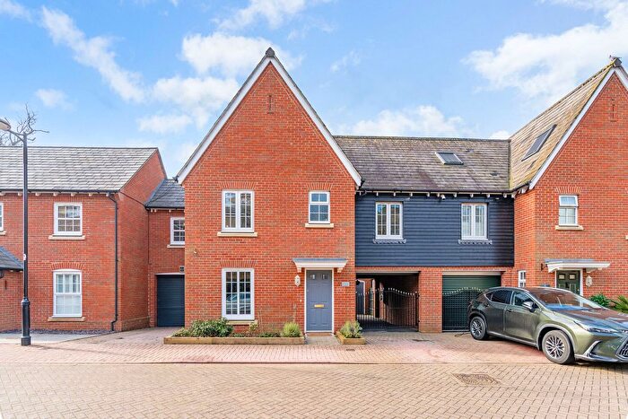 4 Bedroom Link Detached House For Sale In Fernhill Place, Sherfield-On-Loddon, RG27