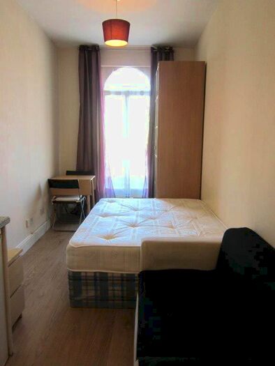 Studio To Rent In Hammersmith Road, London, W14