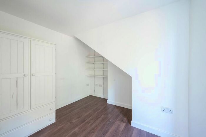 2 Bedroom Flat To Rent In Roehampton Vale, Putney, London, SW15