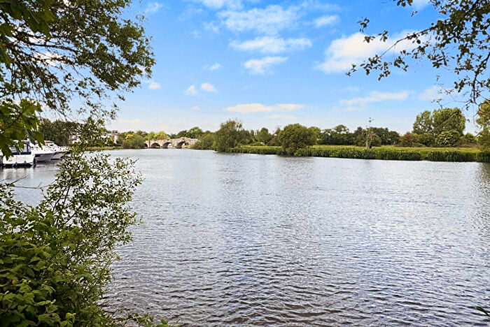 4 Bedroom End Of Terrace House For Sale In Meadow View, Chertsey, Surrey, KT16