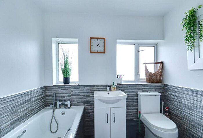 3 Bedroom Terraced House For Sale In Manor Close, Aveley, South Ockendon, RM15
