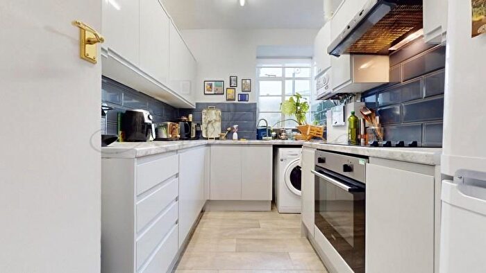 3 Bedroom Flat To Rent In Clissold Court, Greenway Close, N4