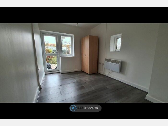 Studio To Rent In Queens Road, London, UB2