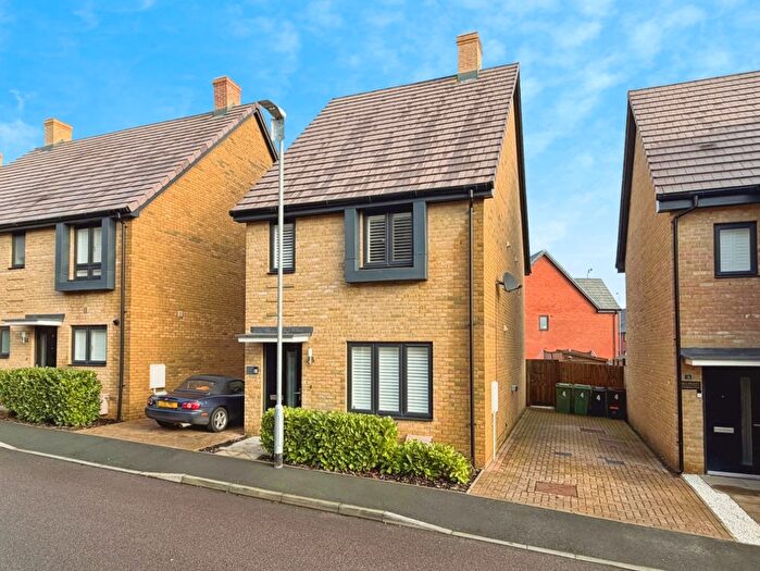 2 Bedroom Detached House For Sale In Saddleback Close, Bridgefield, TN25