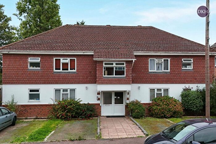 2 Bedroom Flat For Sale In The Greenway, Mill End, Rickmansworth, Hertfordshire, WD3