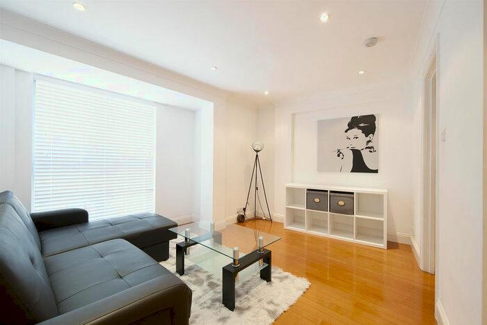 2 Bedroom Flat To Rent In Vauxhall Bridge Road, Pimlico, London, SW1V