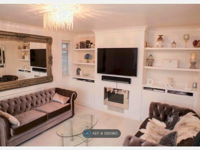 2 Bedroom Maisonette To Rent In Canada Road, Cobham KT11