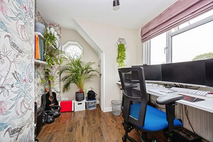 5 Bedroom Semi-Detached House For Sale In St. Johns Road, Farnham, Surrey, GU9