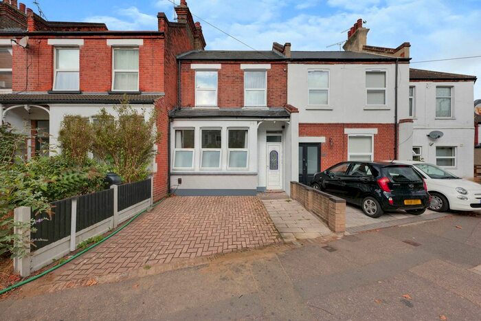 2 Bedroom Flat For Sale In Hamlet Court Road, Westcliff-On-Sea, SS0