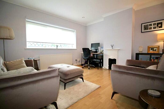 2 Bedroom Maisonette To Rent In Green Road, London, N14