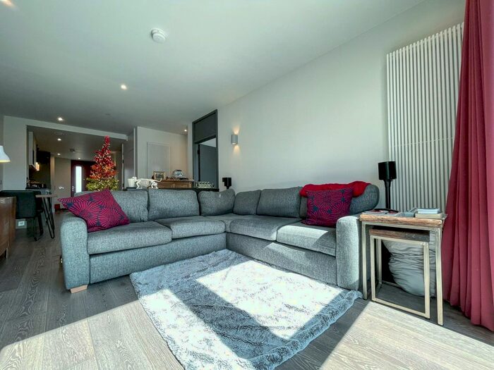 2 Bedroom Flat To Rent In Windsor Square, Woolwich, London - Penthouse, SE18