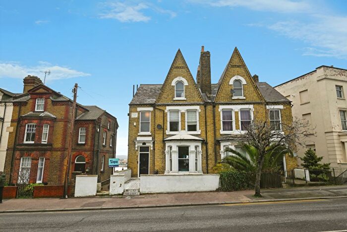 6 Bedroom Semi Detached House For Sale In New Road, Rochester, ME1