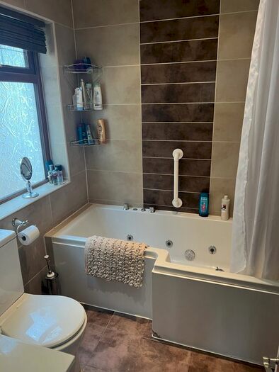 2 Bedroom Bungalow For Sale In Mashiters Hill, Romford, RM1