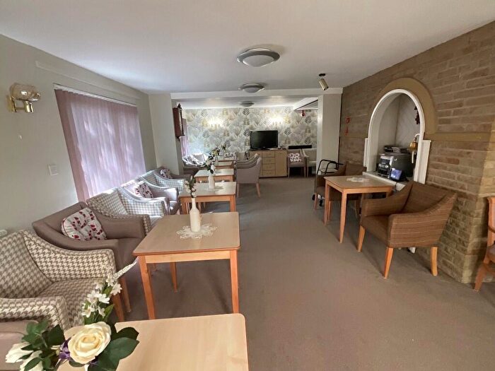 1 Bedroom Flat To Rent In Third-Floor Flat, St James Court, Bradford Road, Brighouse, West Yorkshire, HD6