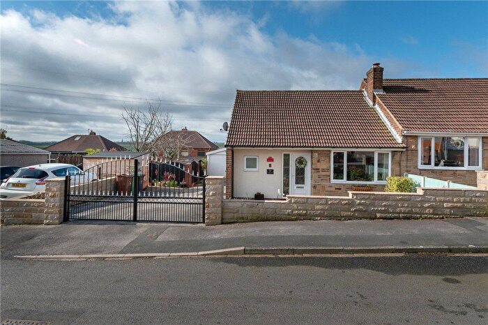 2 Bedroom Bungalow For Sale In Redhill Close, Tingley, Wakefield, West Yorkshire, WF3