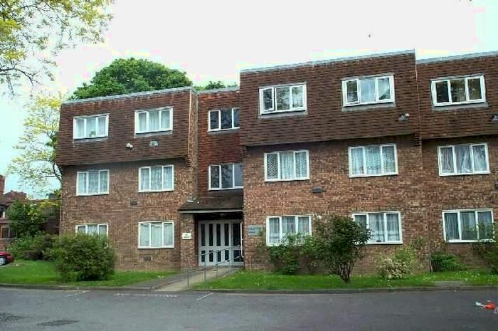 1 Bedroom Flat To Rent In Houstoun Court, Vicarage Farm Road, Heston, TW5