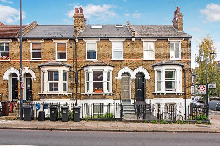 2 Bedroom Flat To Rent In Kenworthy Road, Hackney, E9