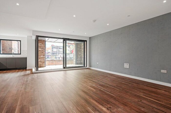 3 Bedroom Apartment To Rent In Wallis Road, London, E9