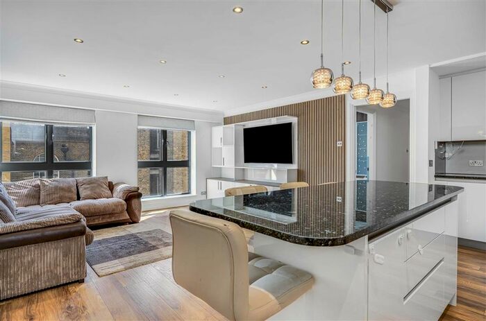 3 Bedroom Flat To Rent In Vauxhall Bridge Road, London, SW1V