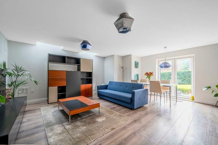 2 Bedroom Flat To Rent In Carroll Place, Guildford, GU2